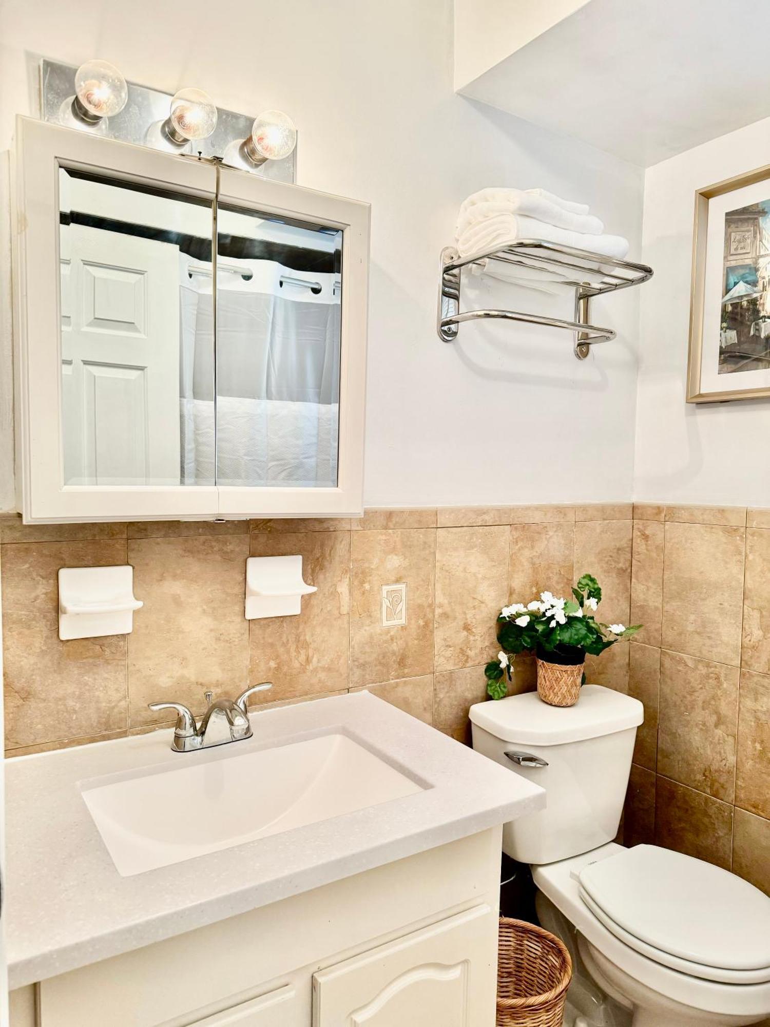 Stylish Evergreen Apartment By Newark Airport Exterior photo