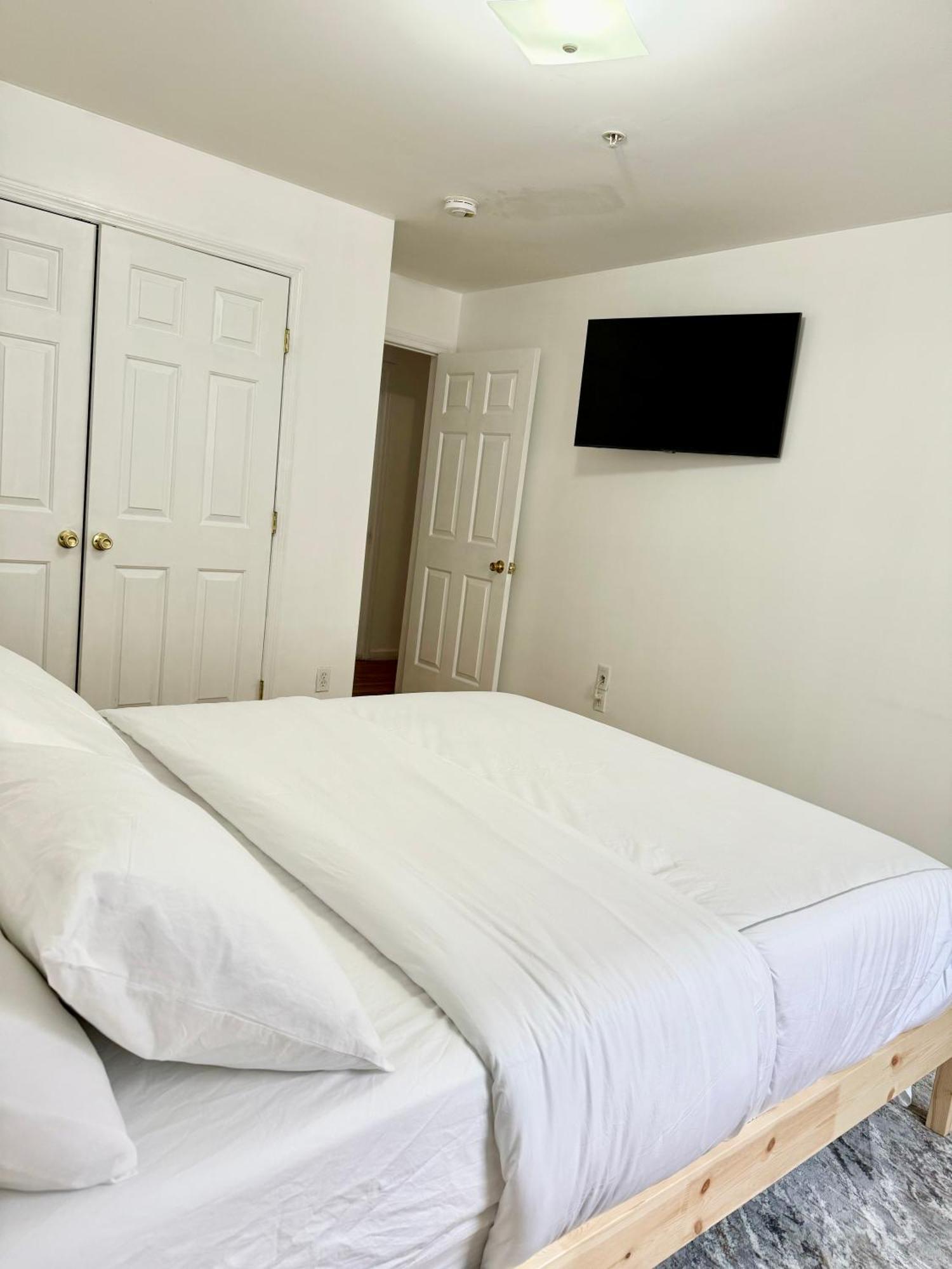 Stylish Evergreen Apartment By Newark Airport Exterior photo
